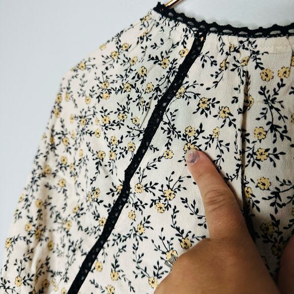 CUPCAKES AND CASHMERE Halston Cameo Rose Print V-Neck Blouse Size Large - Picture 8 of 13